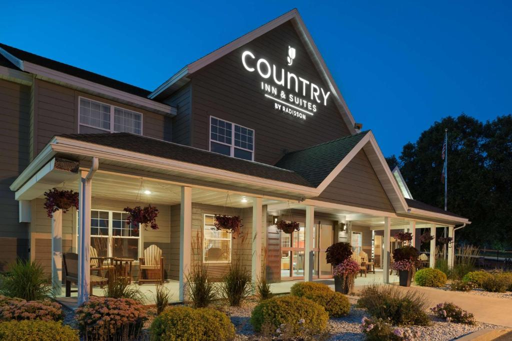 Country Inn & Suites by Radisson Decorah IA Main image 1