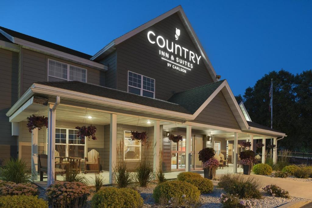 Country Inn & Suites by Radisson Decorah IA Main image 2